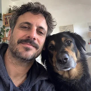 Foto de perfil ilustrativa de Carlos con Bobi