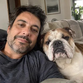 Foto de perfil ilustrativa de Javier con su bulldog
