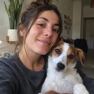 Foto de perfil ilustrativa de Lucía con su perrita